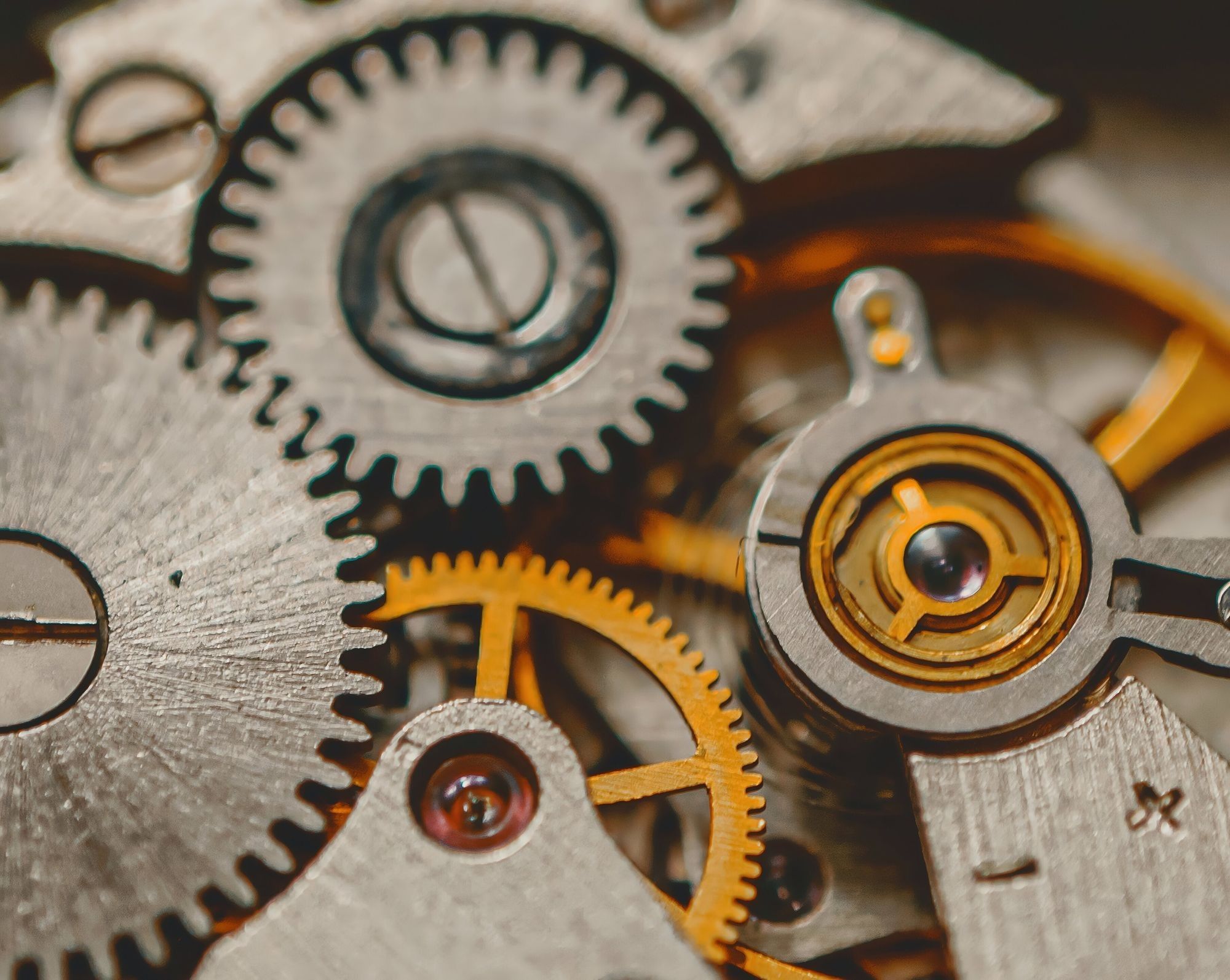 Zahnräder und Unruh eines mechanischen Uhrwerks in Nahaufnahme